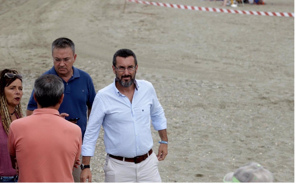 El alcalde de La Línea en la playa donde se produjo el vertido del OS35.