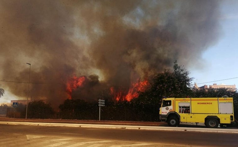 Incendio en Sanlúcar en la zona donde se encuentran los talleres, los garajes de los autobuses urbanos y una gasolinera