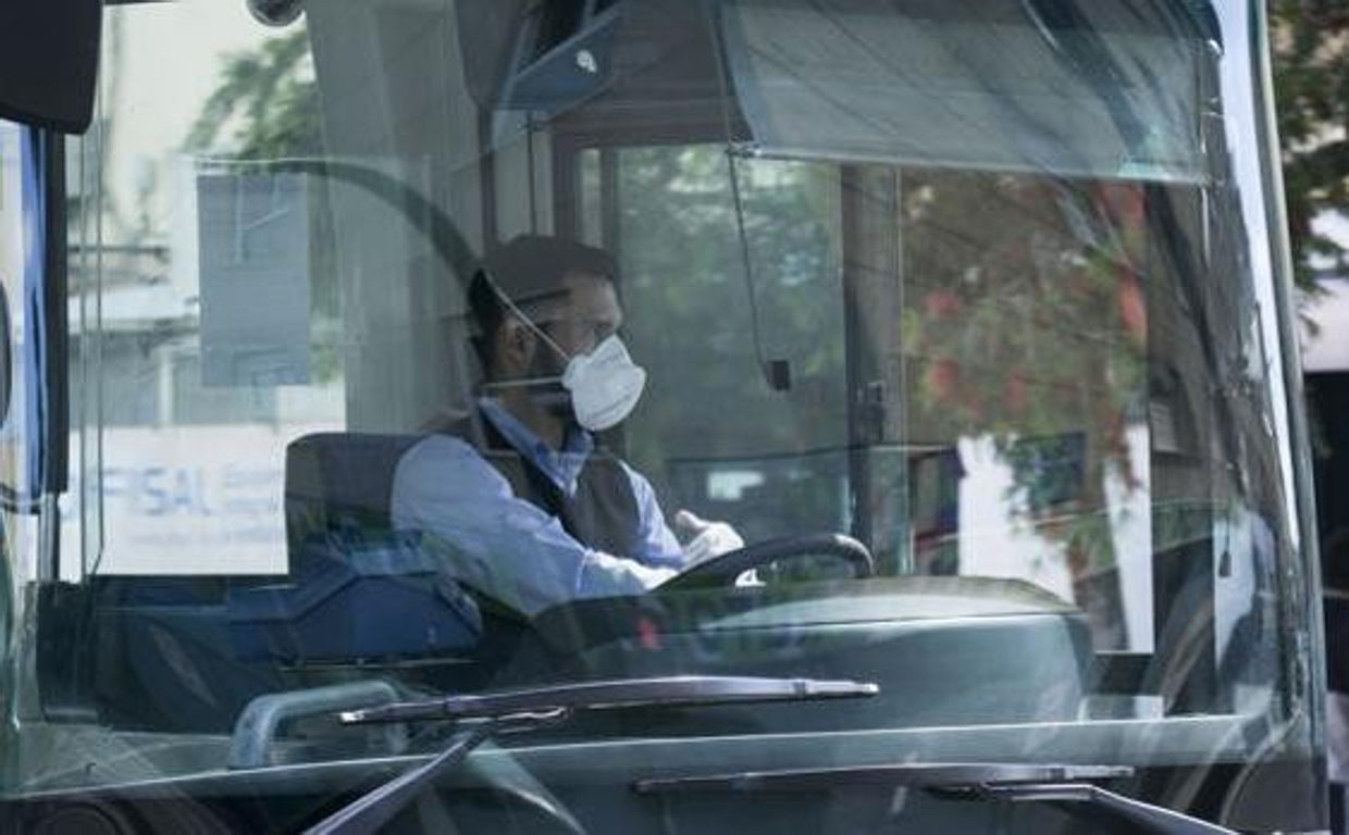 El conductor de un autobús en Cádiz, con la mascarilla puesta.