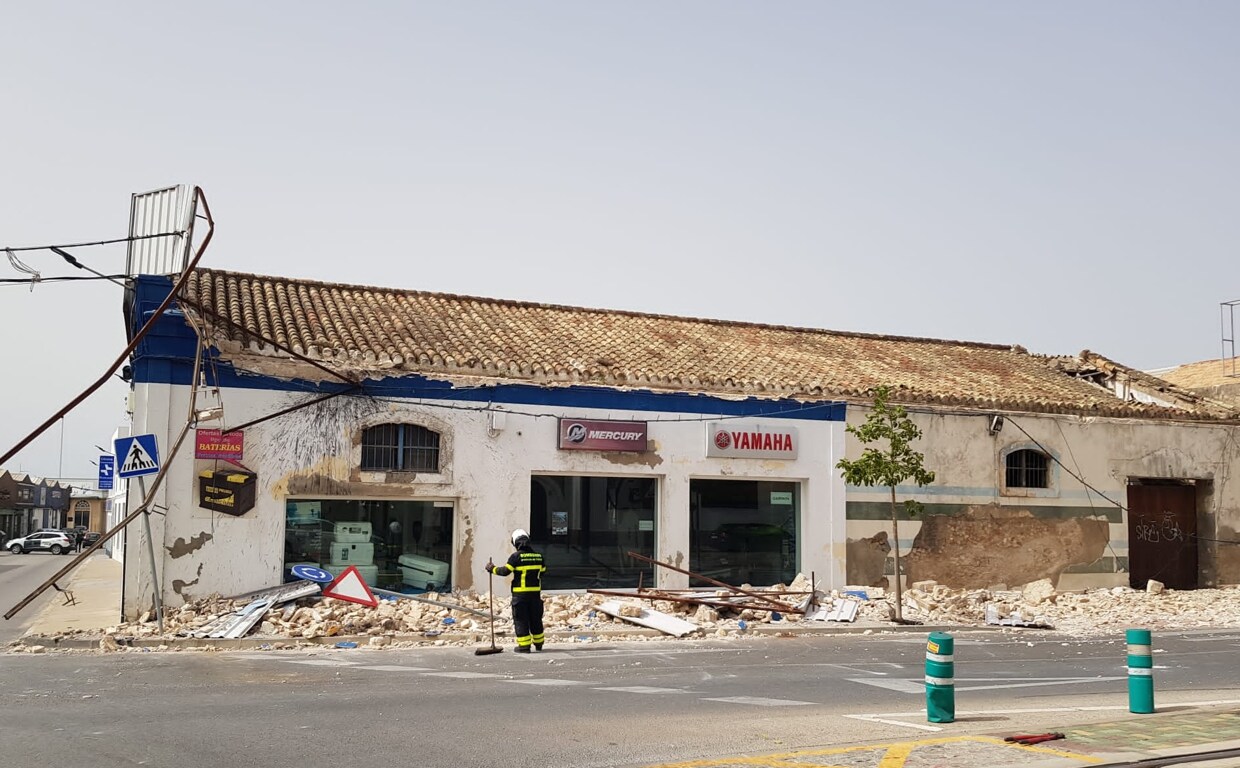 Caída del muro de un edificio situado en la Avenida de Solano.