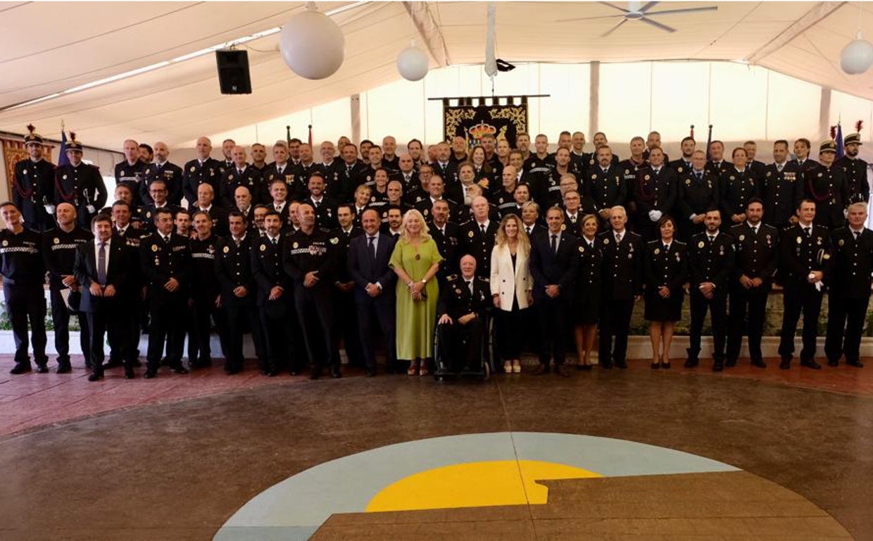 Foto de familia tras la celebración y entrega de las condecoraciones.