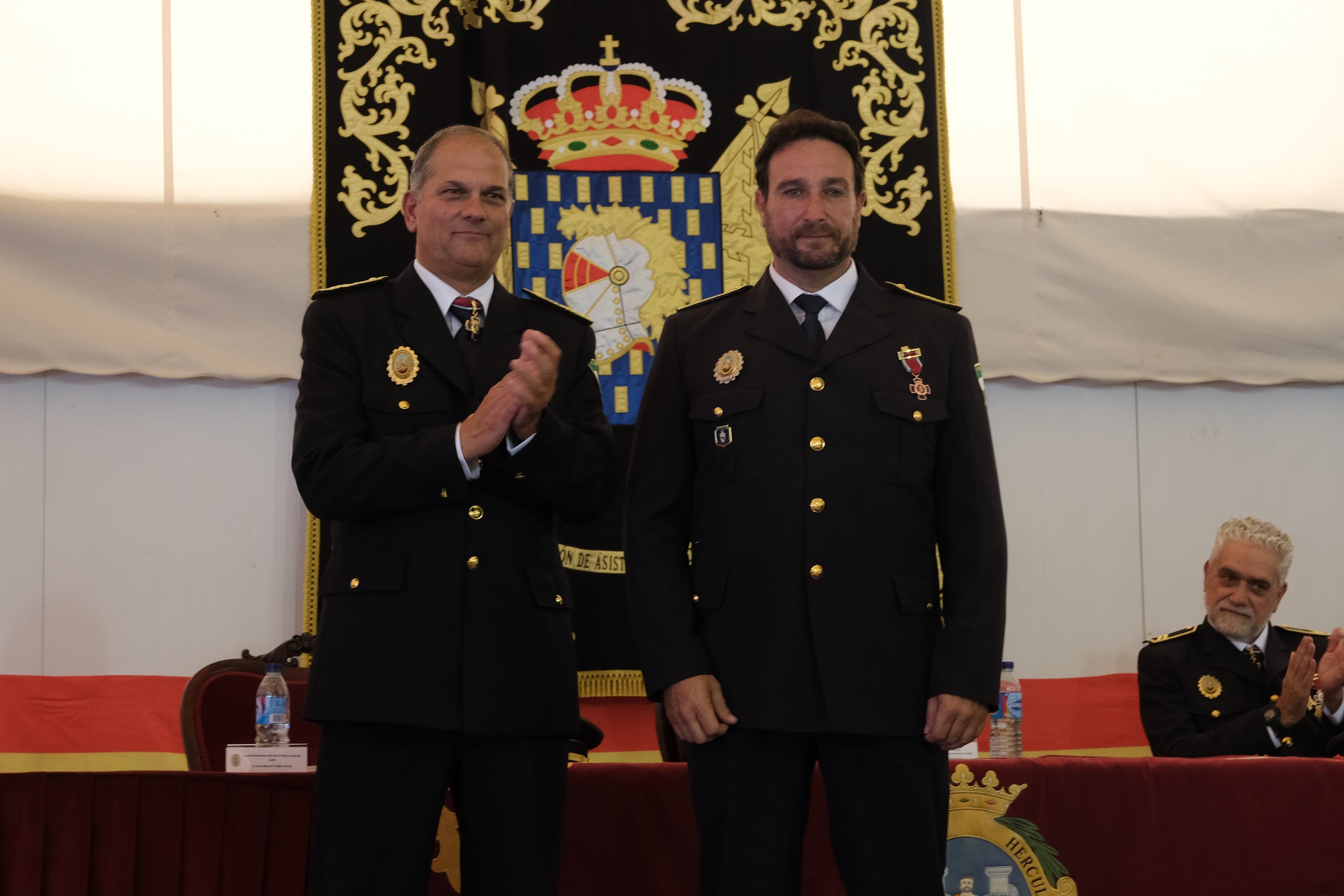 En imágenes: Condecoración a 70 agentes de la Policía Local de Cádiz