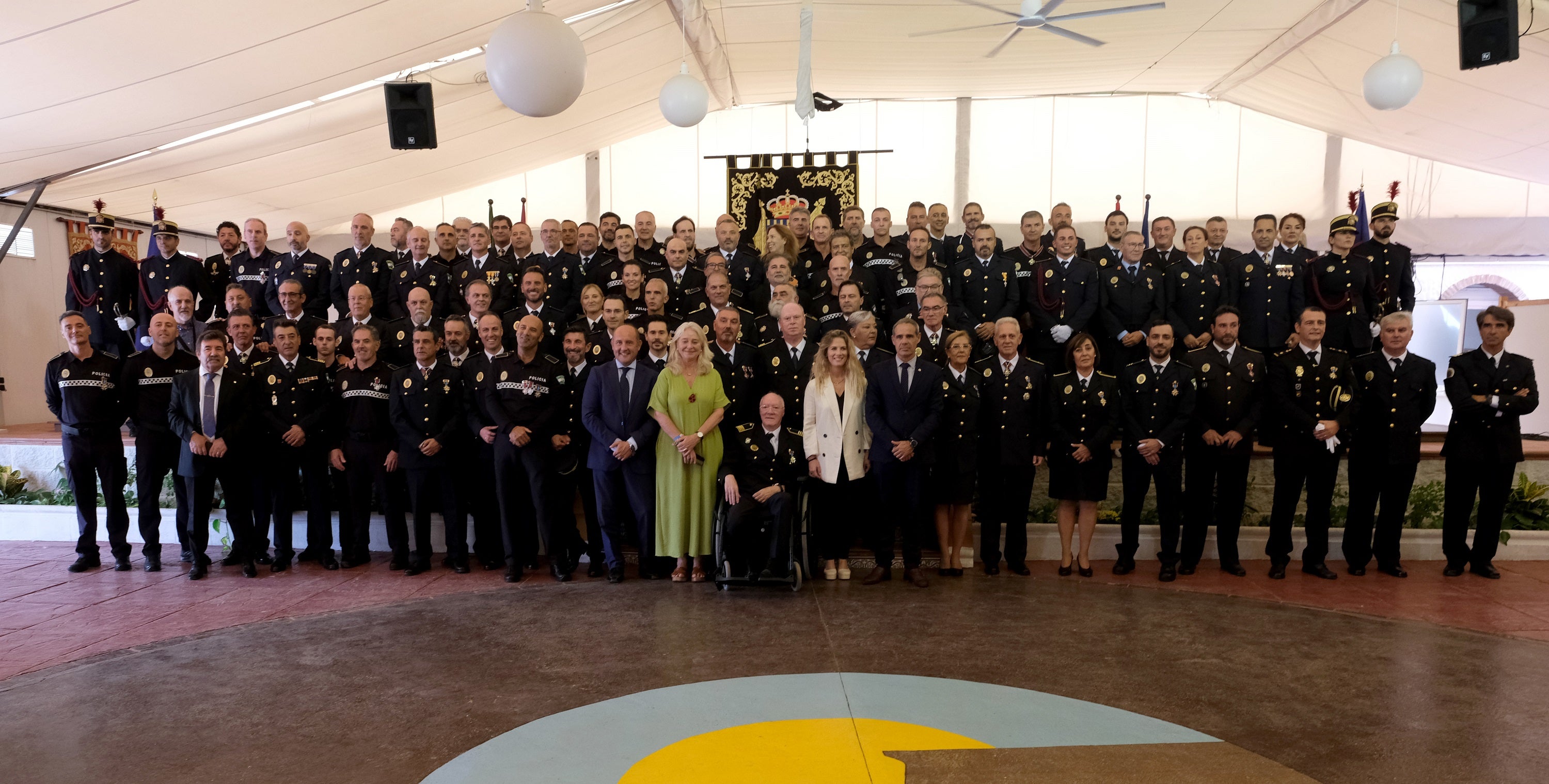 En imágenes: Condecoración a 70 agentes de la Policía Local de Cádiz