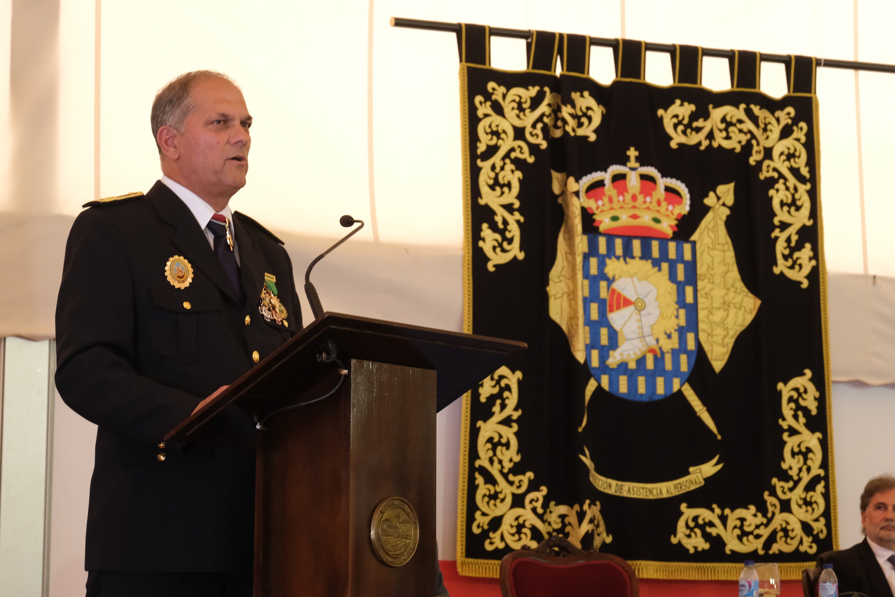 En imágenes: Condecoración a 70 agentes de la Policía Local de Cádiz