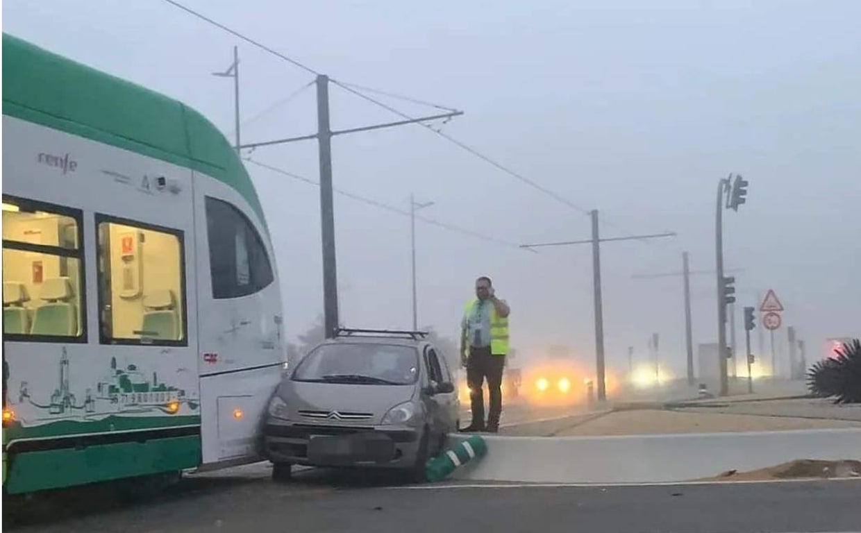 Accidente entre el tranvía y un turismo en Chiclana