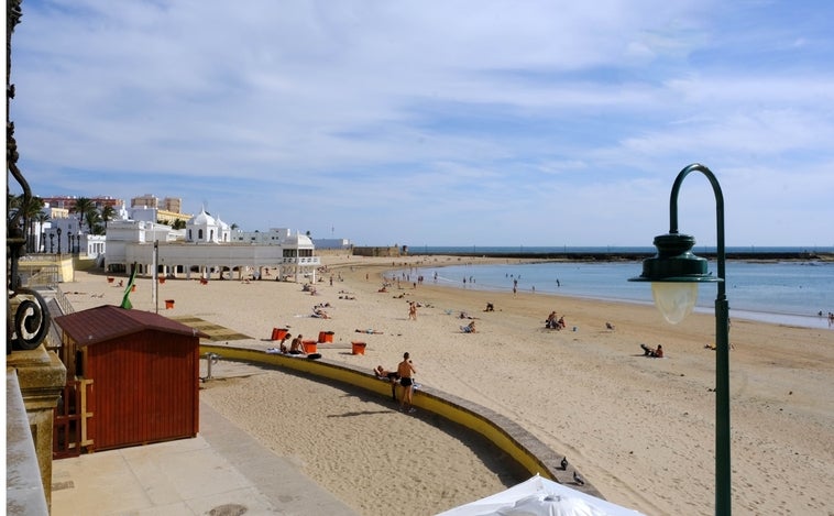 El consejo de administración de Cádiz mejora las condiciones laborales de las limpiadoras de los módulos de la playa