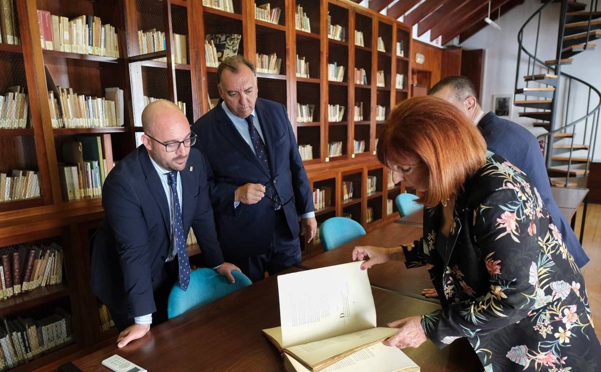 Asunción Mateo, en la Fundación Alberti junto al consejero y Beardo.