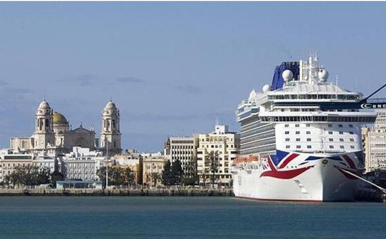 Un crucero en el puerto de Cádiz.