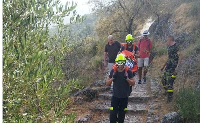 Rescatan a una mujer con rodillas y tobillos lesionados en la subida al Castillo de Zahara de la Sierra