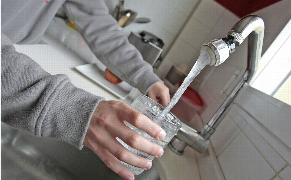 Los vecinos no pueden beber agua del grifo.