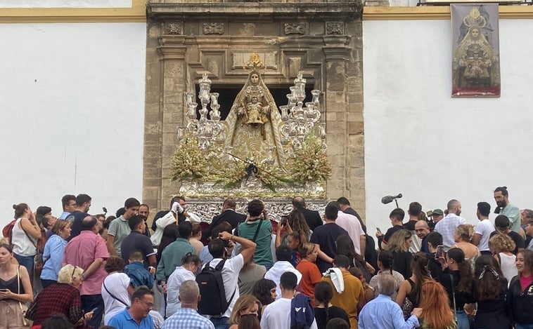 La Virgen de Rosario recorre las calles de Cádiz