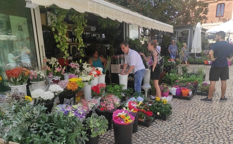 Las flores se marchitan entre la inflación y la sequía