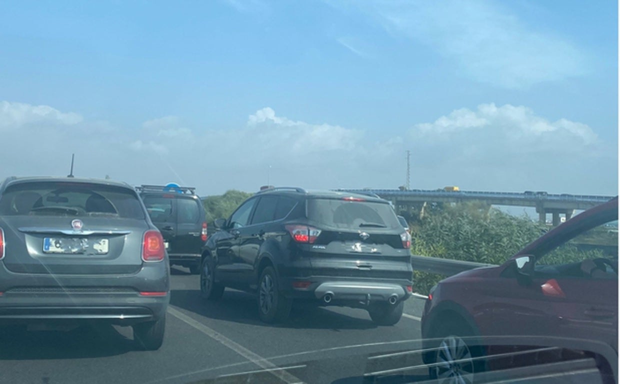 Coches en el acceso a San Fernando