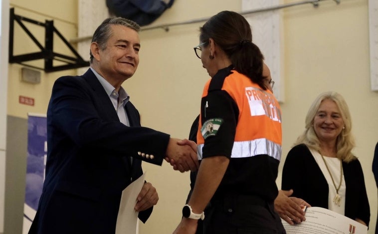 Fotos: Entrega de las Medallas de Oro al Mérito de Protección Civil a las agrupaciones del voluntariado de Cádiz