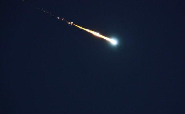 Un meteorito cruza el cielo de Cádiz dejando una gran estela de fuego