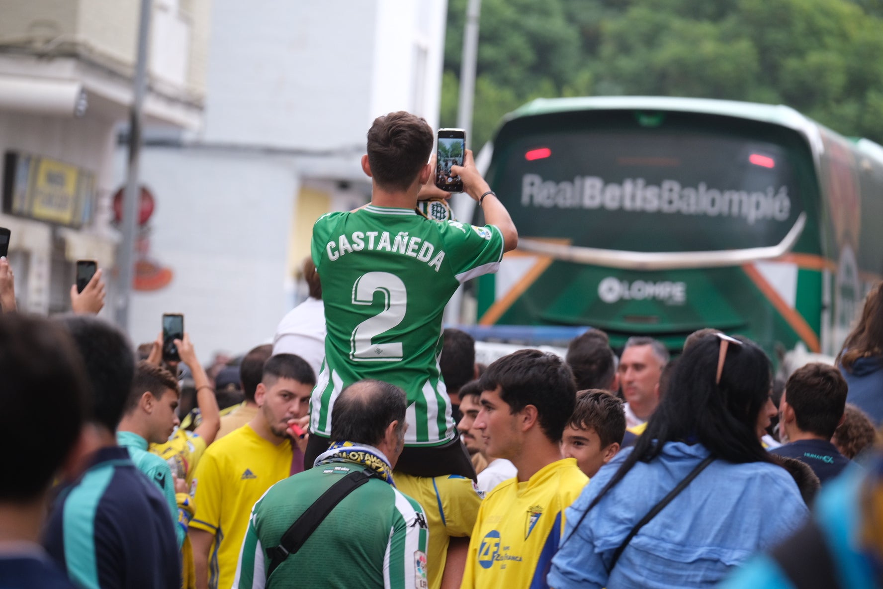 Fotos: armonía entre cadistas y béticos; búscate entre ellos