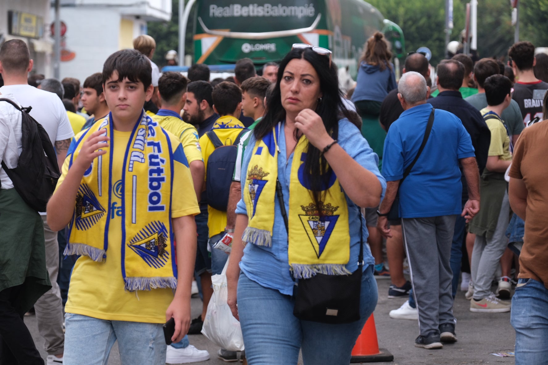 Fotos: armonía entre cadistas y béticos; búscate entre ellos