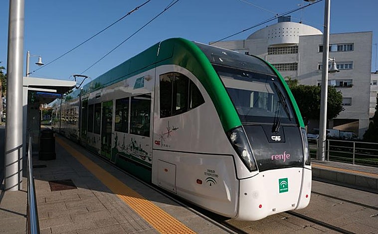 Los viajes en tranvía entre Cádiz y Chiclana serán la mitad en los días laborables