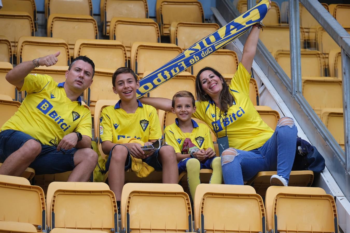 ¿Has estado en el Estadio viendo el Cádiz CF-Real Betis? Búscate en estas imágenes