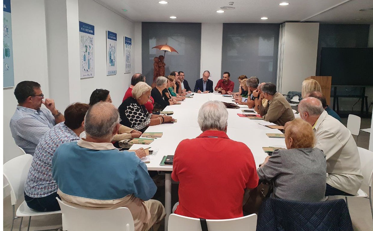 Reunión de los representantes de Eléctrica de Cádiz con los vecinos.