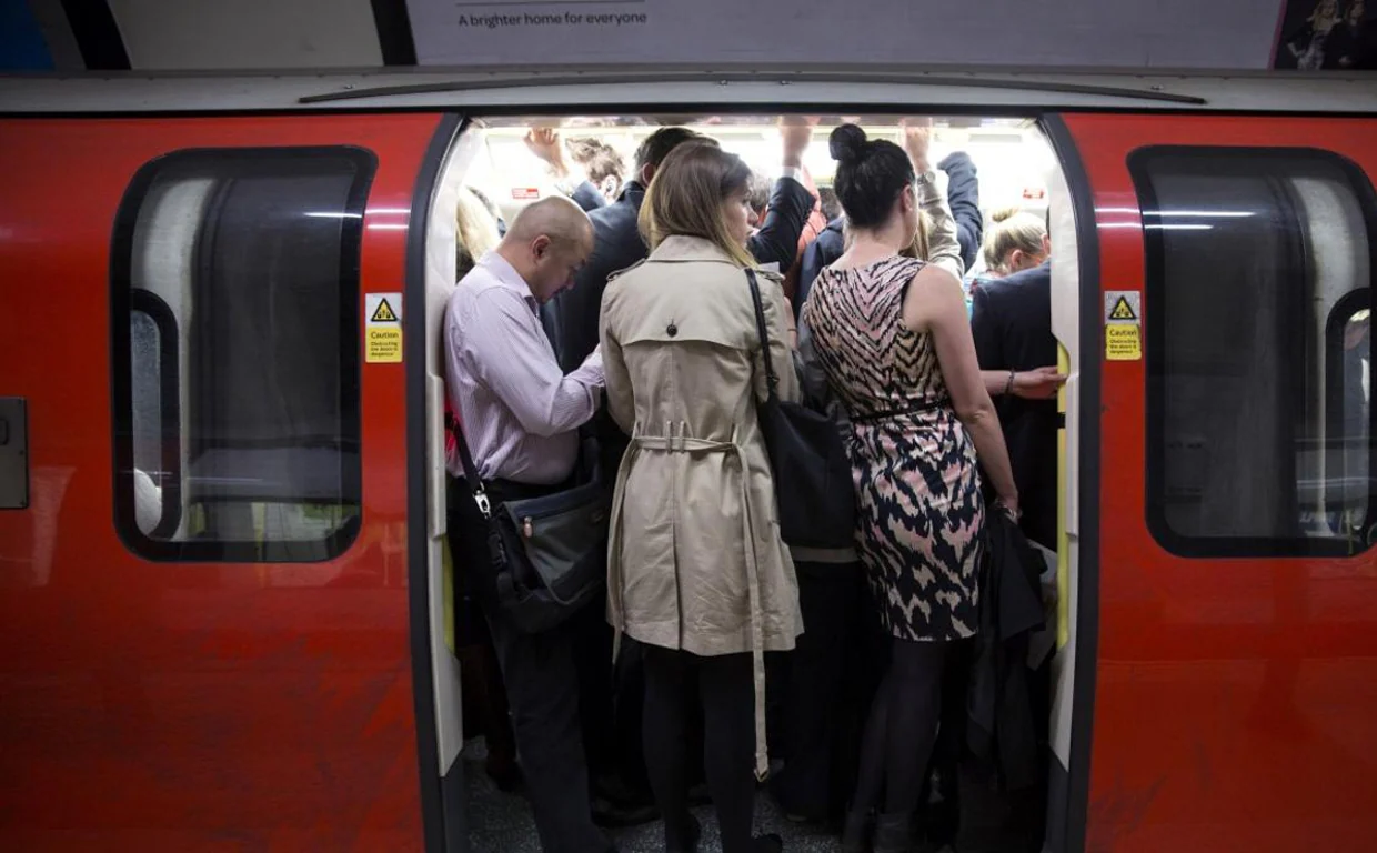 Vagón del Metro de Londres como si fuera el Cercanías en Segunda Aguada.