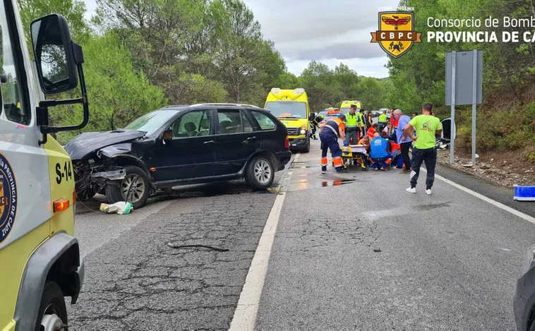 Cinco heridos, entre ellos un menor, en un accidente en una carretera de la provincia de Cádiz