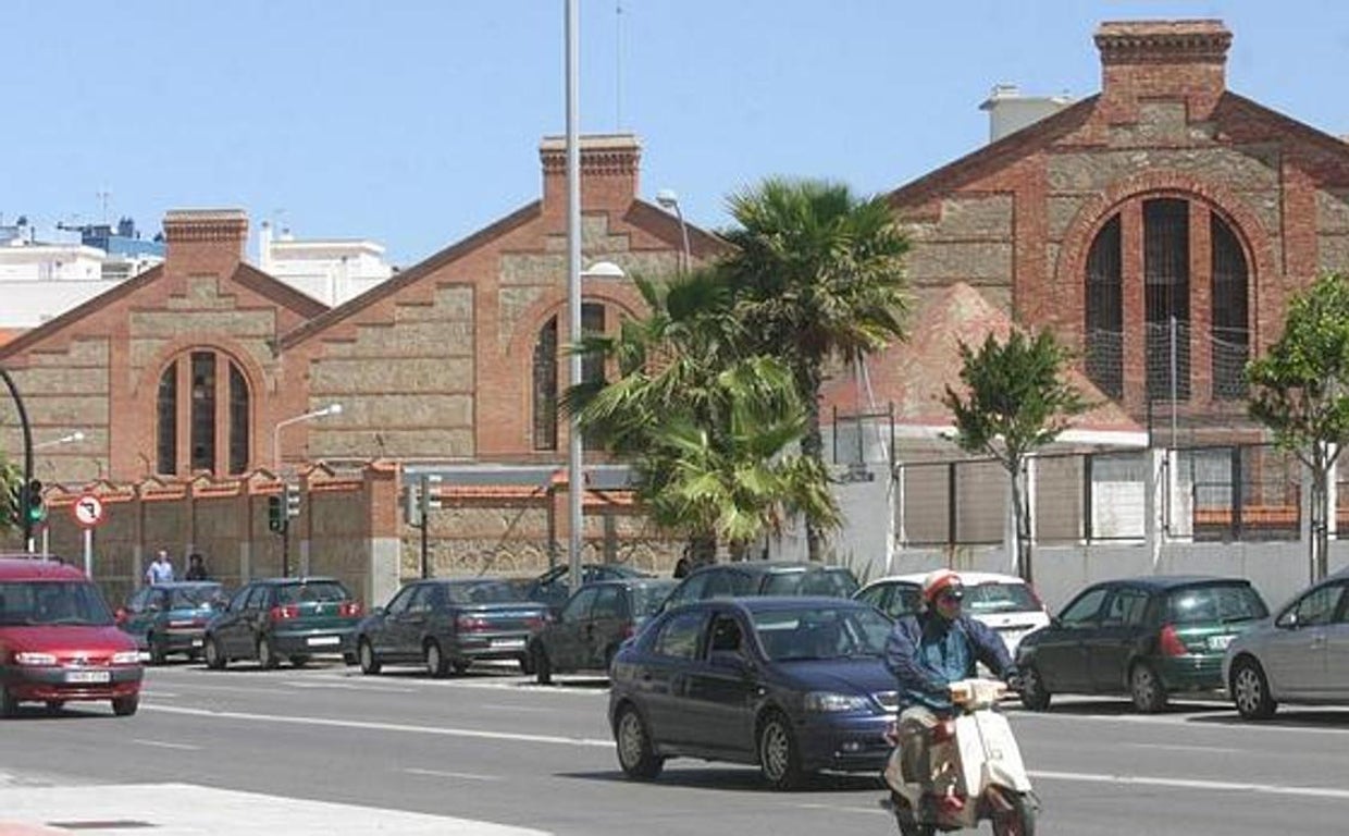 Imagen de archivo de los depósitos desde la avenida de la Sanidad Pública.