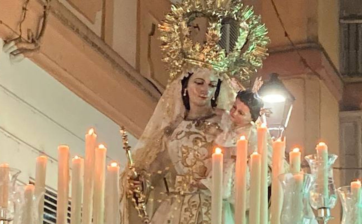 Fotos: La Virgen del Rosario de la parroquia, por las calles