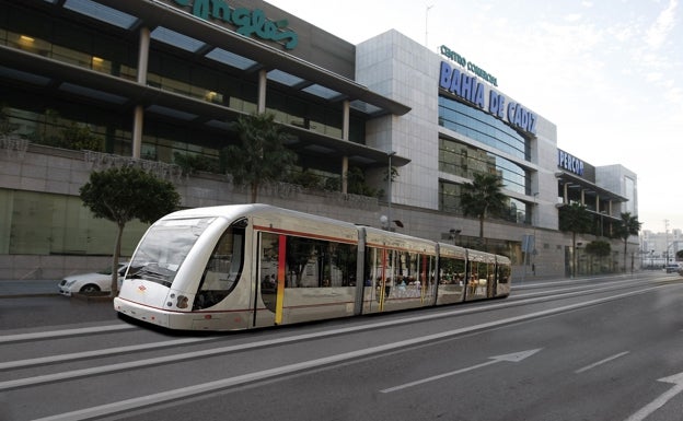 Recreación fotográfica del tren-tranvía en 2013, durante su figurado paso por la Avenida de Las Cortes.