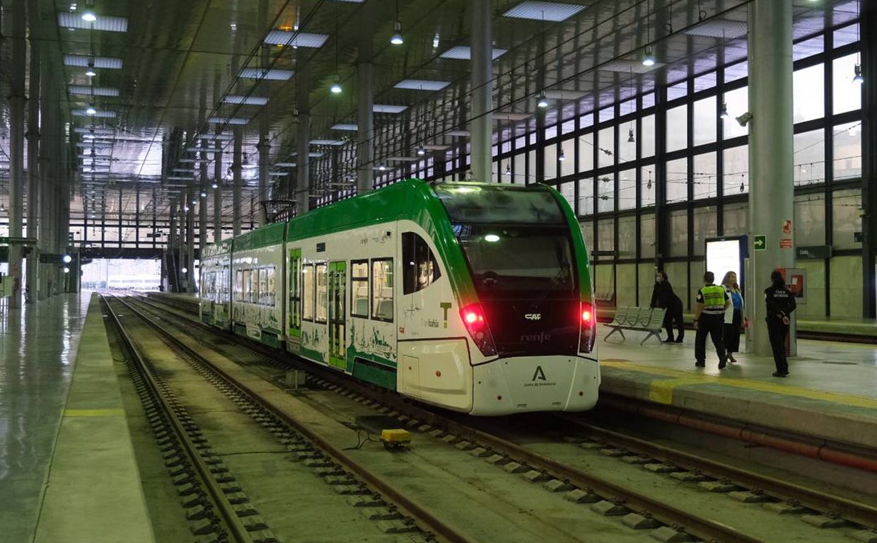 El tranvía este miércoles en la estación de Cádiz.