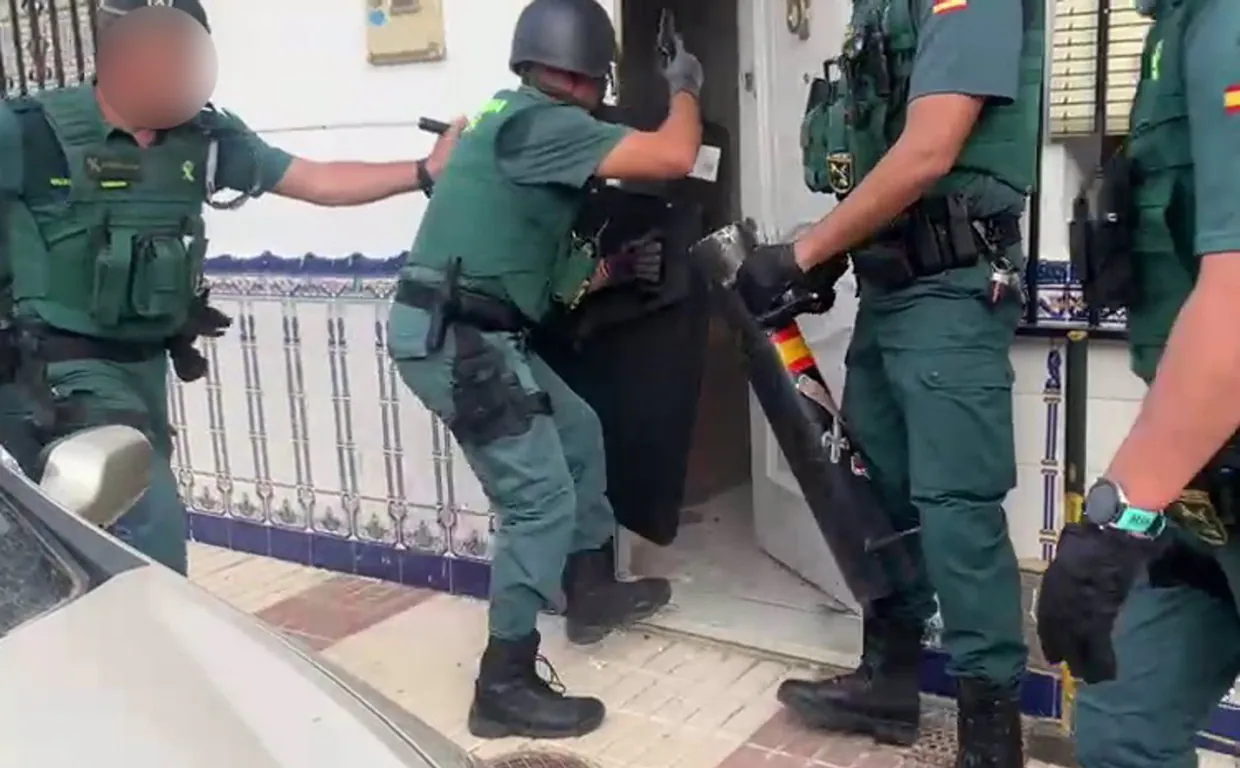 La Guardia Civil entrando en una vivienda.