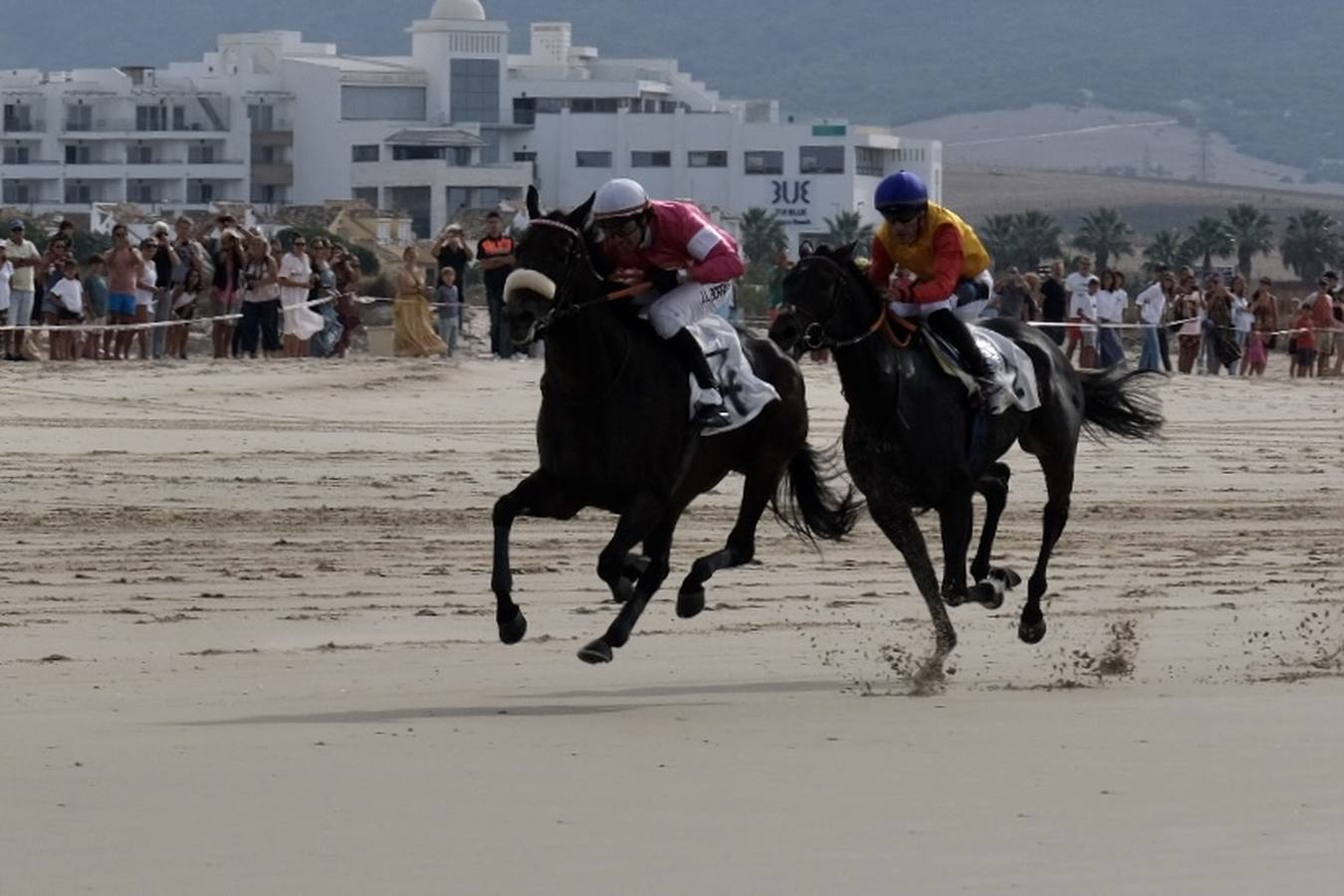 FOTOS: Carreras de caballos en la playa de Zahara de los Atunes