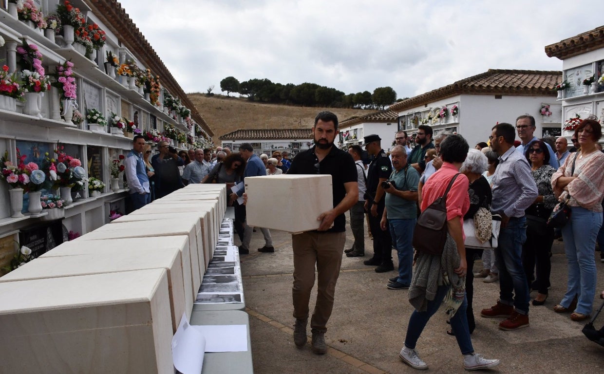 Trasladados al cementerio de Jimena los restos de 19 personas exhumadas de fosas comune