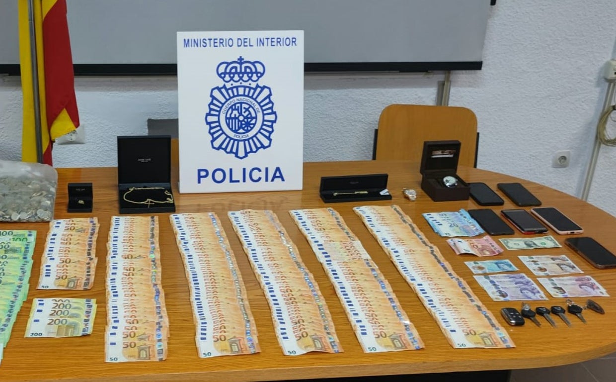 Dinero incautado en la operación por la Policía Nacional.