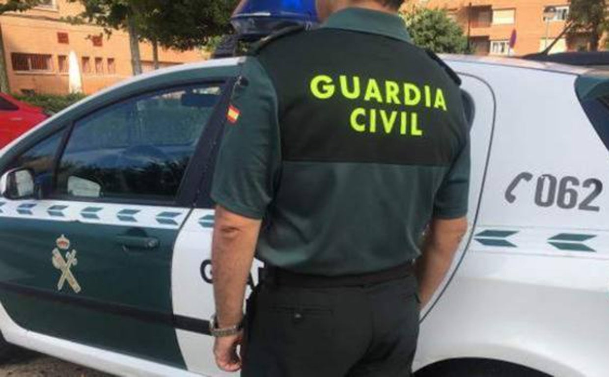 La Guardia Civil investiga al conductor de un vehículo tras atropellar a una joven en un paso de peatones