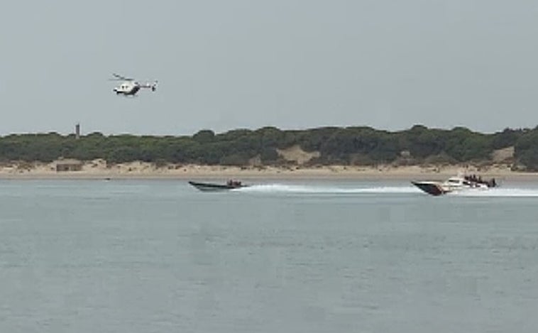 Vídeo: Trepidante persecución a plena luz del día de una narcolancha en aguas de Sanlúcar