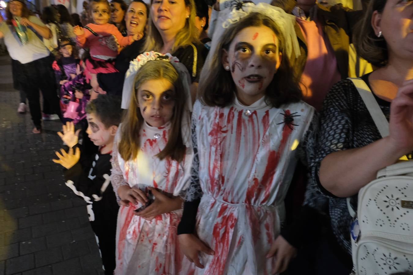 Fotos: La Cabalgata de Cruella de Vil recorre el centro de El Puerto