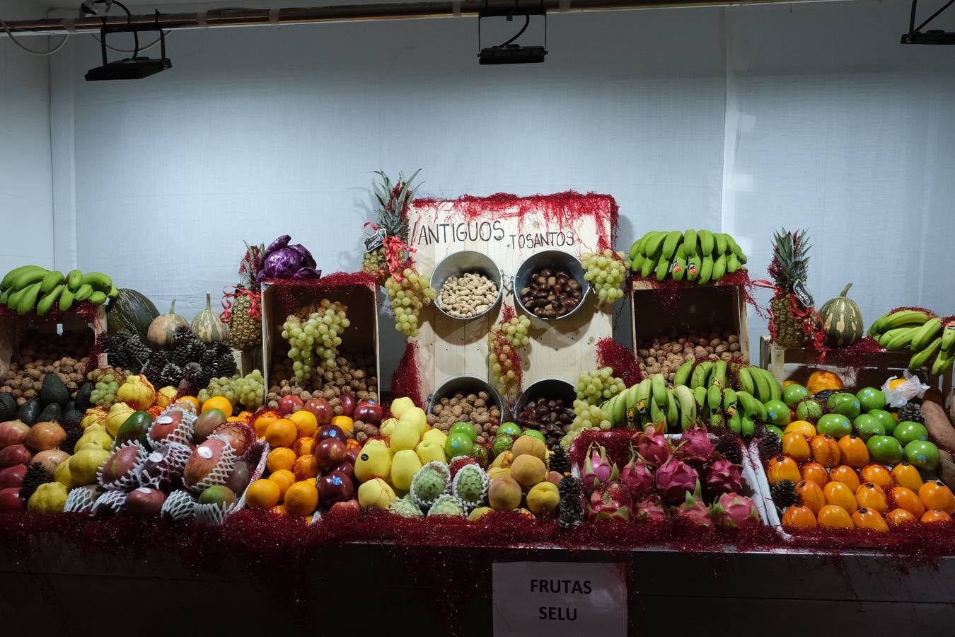 FOTOS: Los puestos del Mercado Central se engalanan para celebrar Tosantos