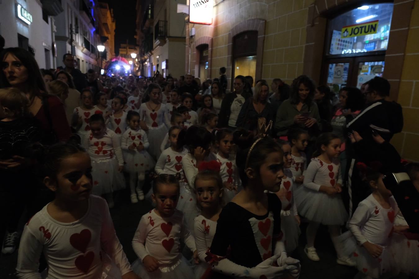 Fotos: La Cabalgata de Cruella de Vil recorre el centro de El Puerto