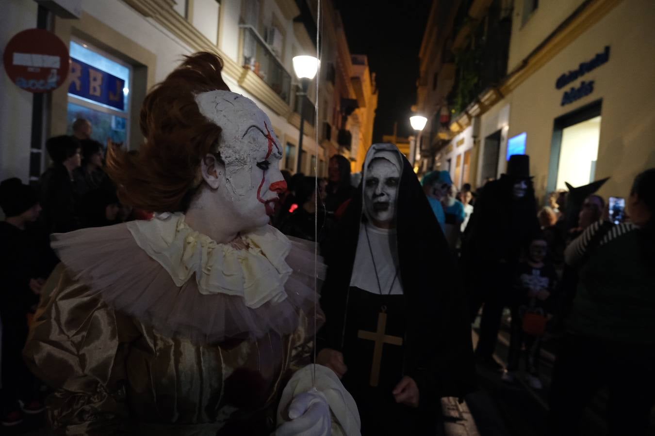 Fotos: La Cabalgata de Cruella de Vil recorre el centro de El Puerto