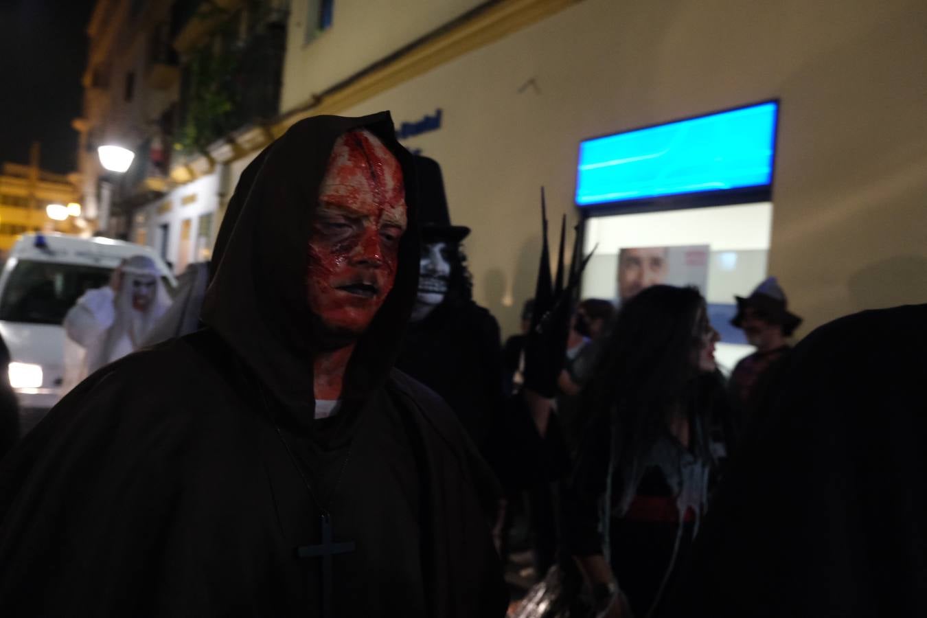 Fotos: La Cabalgata de Cruella de Vil recorre el centro de El Puerto