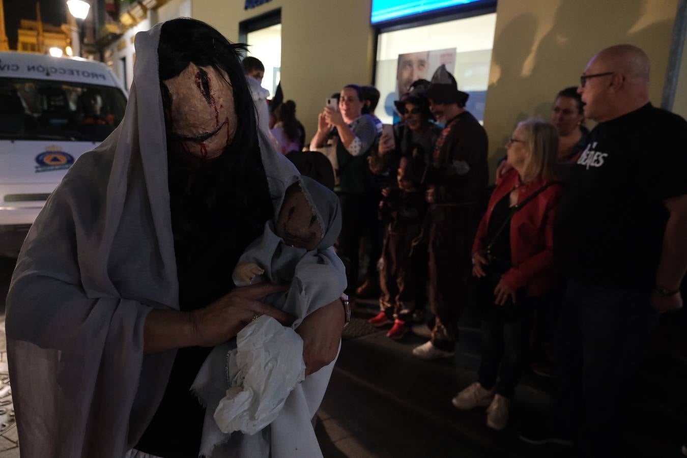 Fotos: La Cabalgata de Cruella de Vil recorre el centro de El Puerto