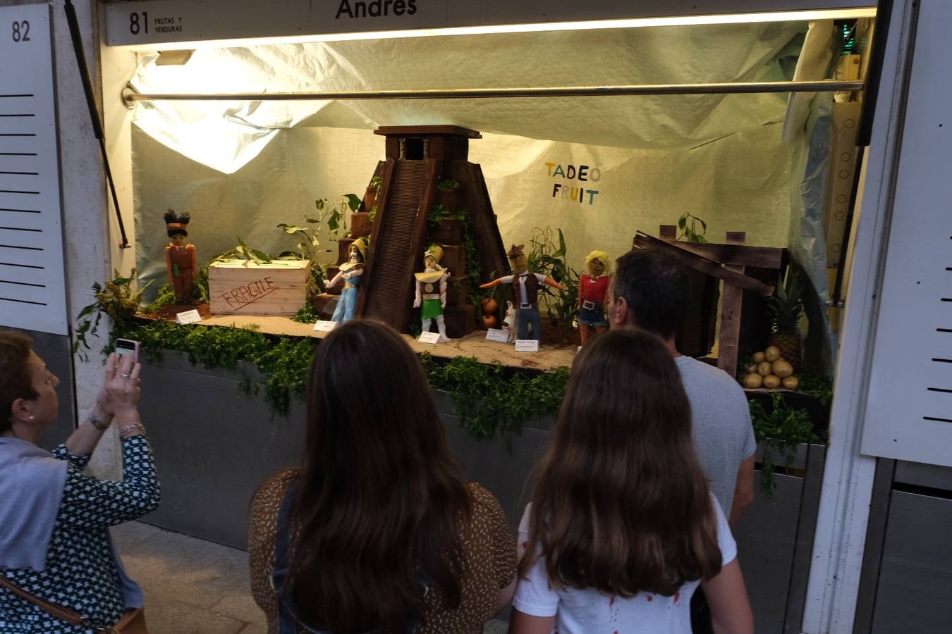 FOTOS: Los puestos del Mercado Central se engalanan para celebrar Tosantos