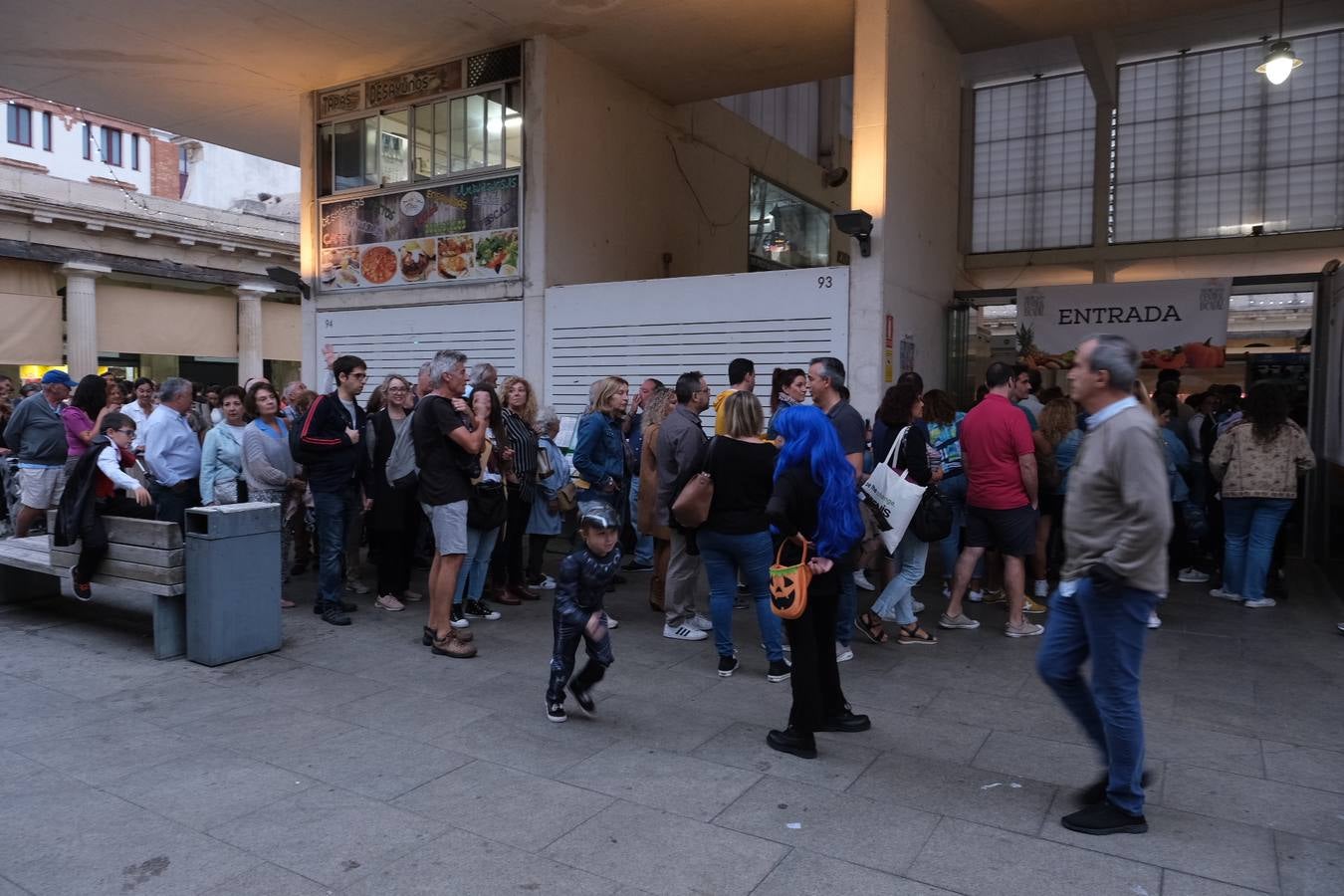 FOTOS: Los puestos del Mercado Central se engalanan para celebrar Tosantos