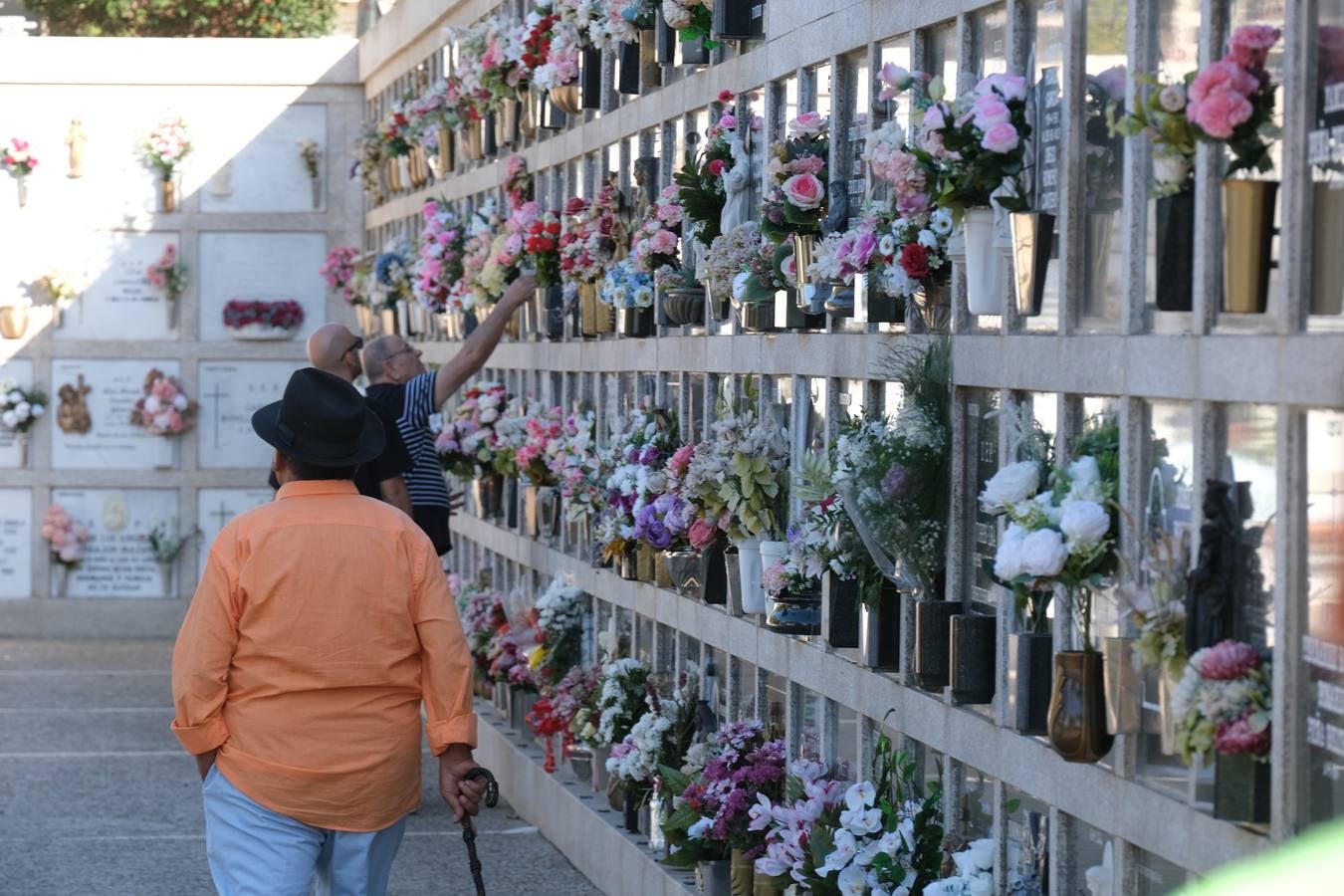 Fotos: Los gaditanos acuden a los cementerios de la provincia para recordar a sus familiares difuntos