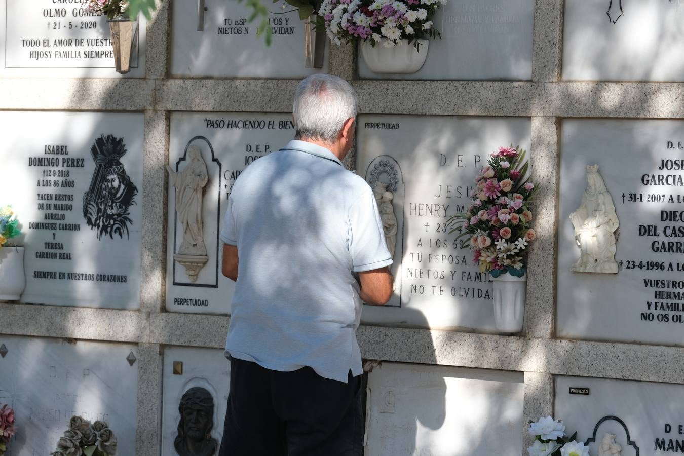 Fotos: Los gaditanos acuden a los cementerios de la provincia para recordar a sus familiares difuntos