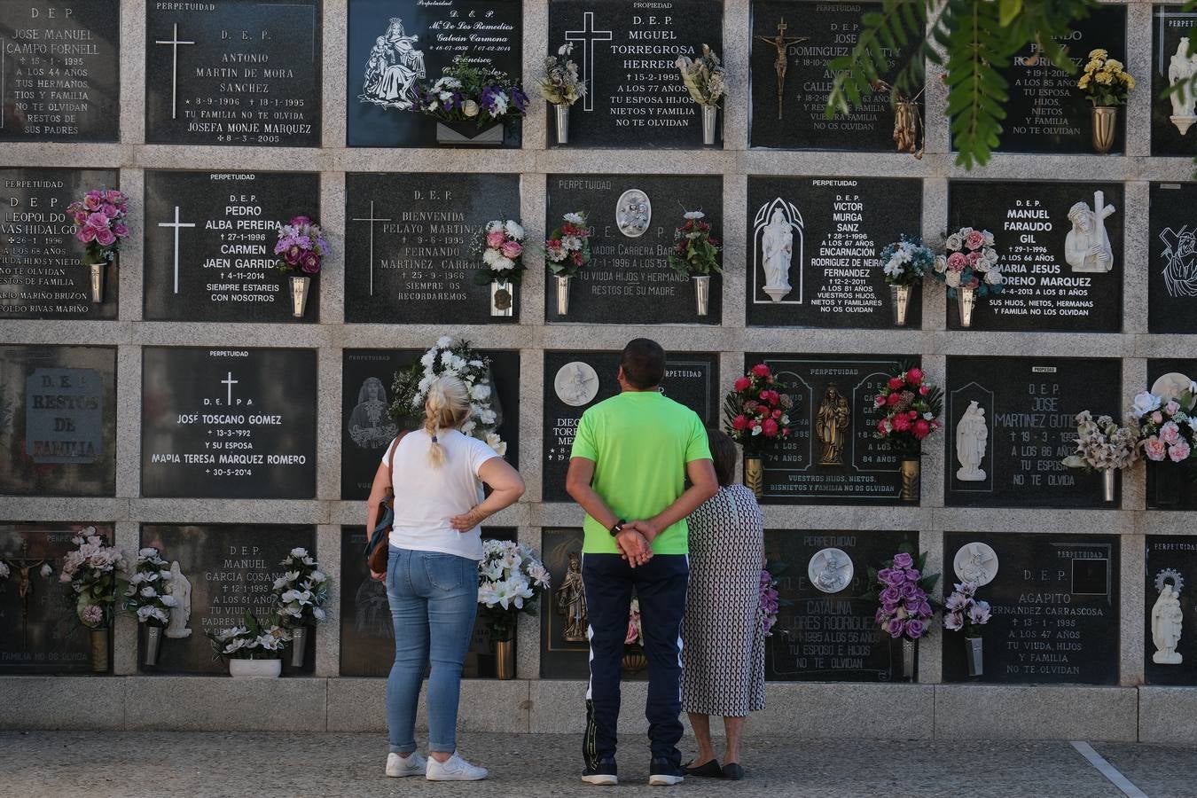 Fotos: Los gaditanos acuden a los cementerios de la provincia para recordar a sus familiares difuntos