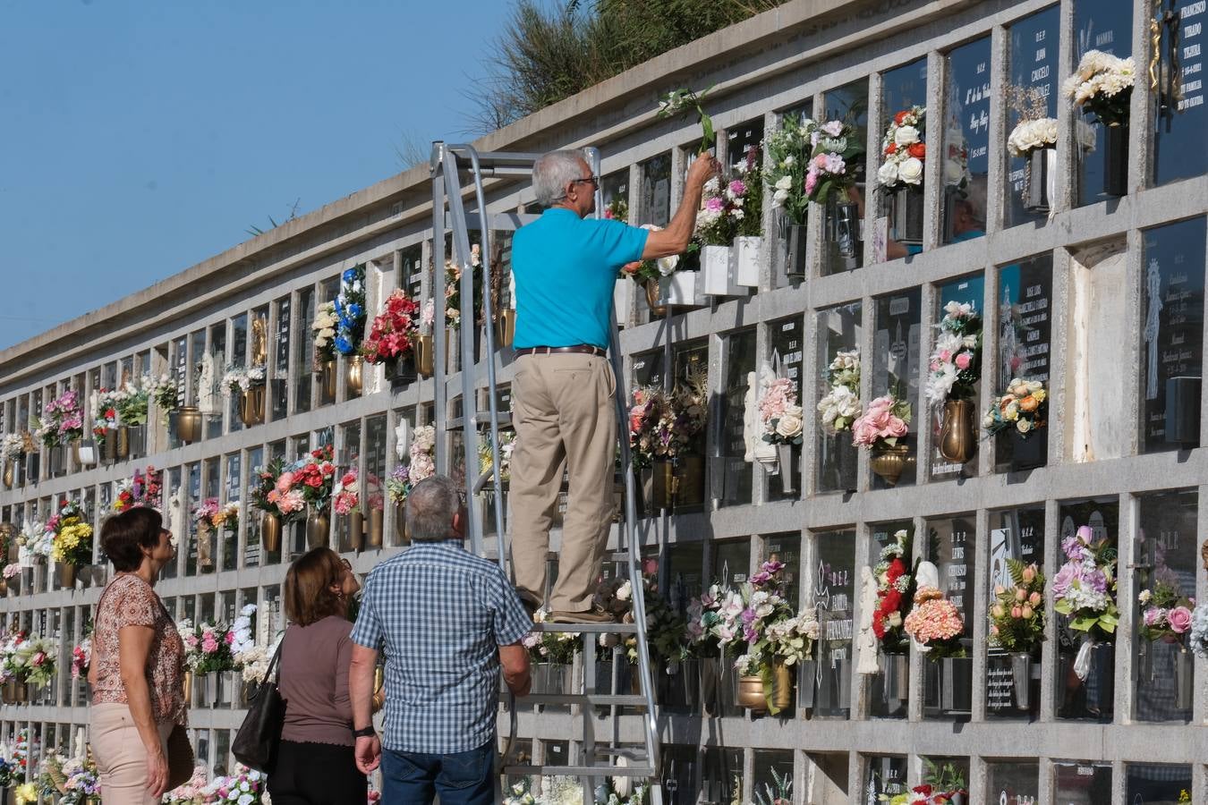 Fotos: Los gaditanos acuden a los cementerios de la provincia para recordar a sus familiares difuntos