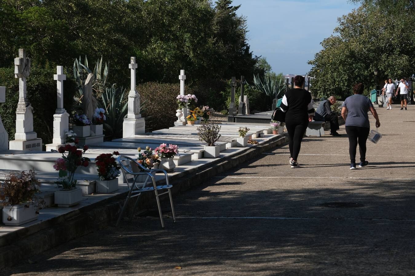 Fotos: Los gaditanos acuden a los cementerios de la provincia para recordar a sus familiares difuntos