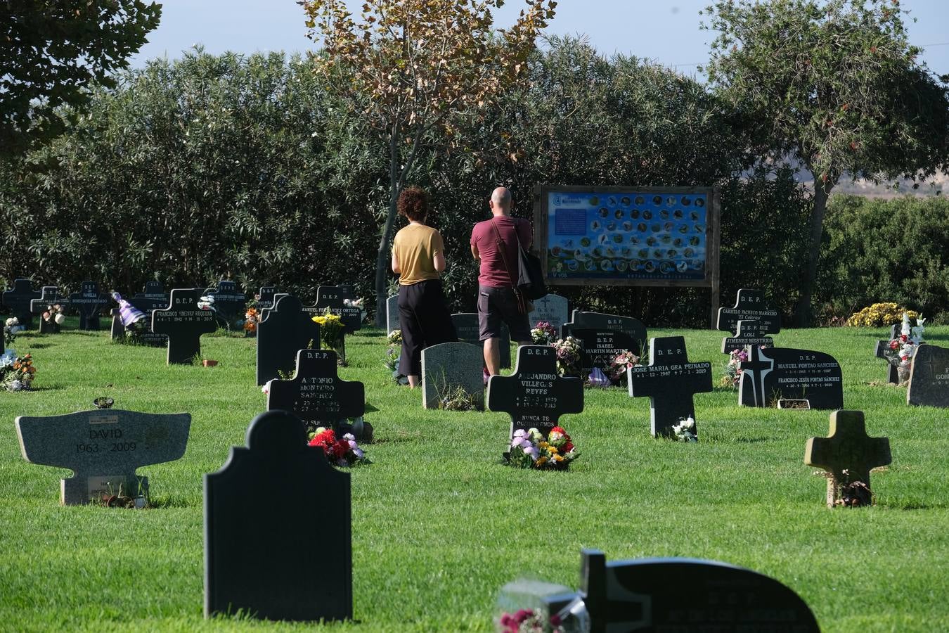 Fotos: Los gaditanos acuden a los cementerios de la provincia para recordar a sus familiares difuntos